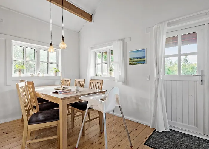 2 Bedroom Awesome In Tatil Evi Hovborg